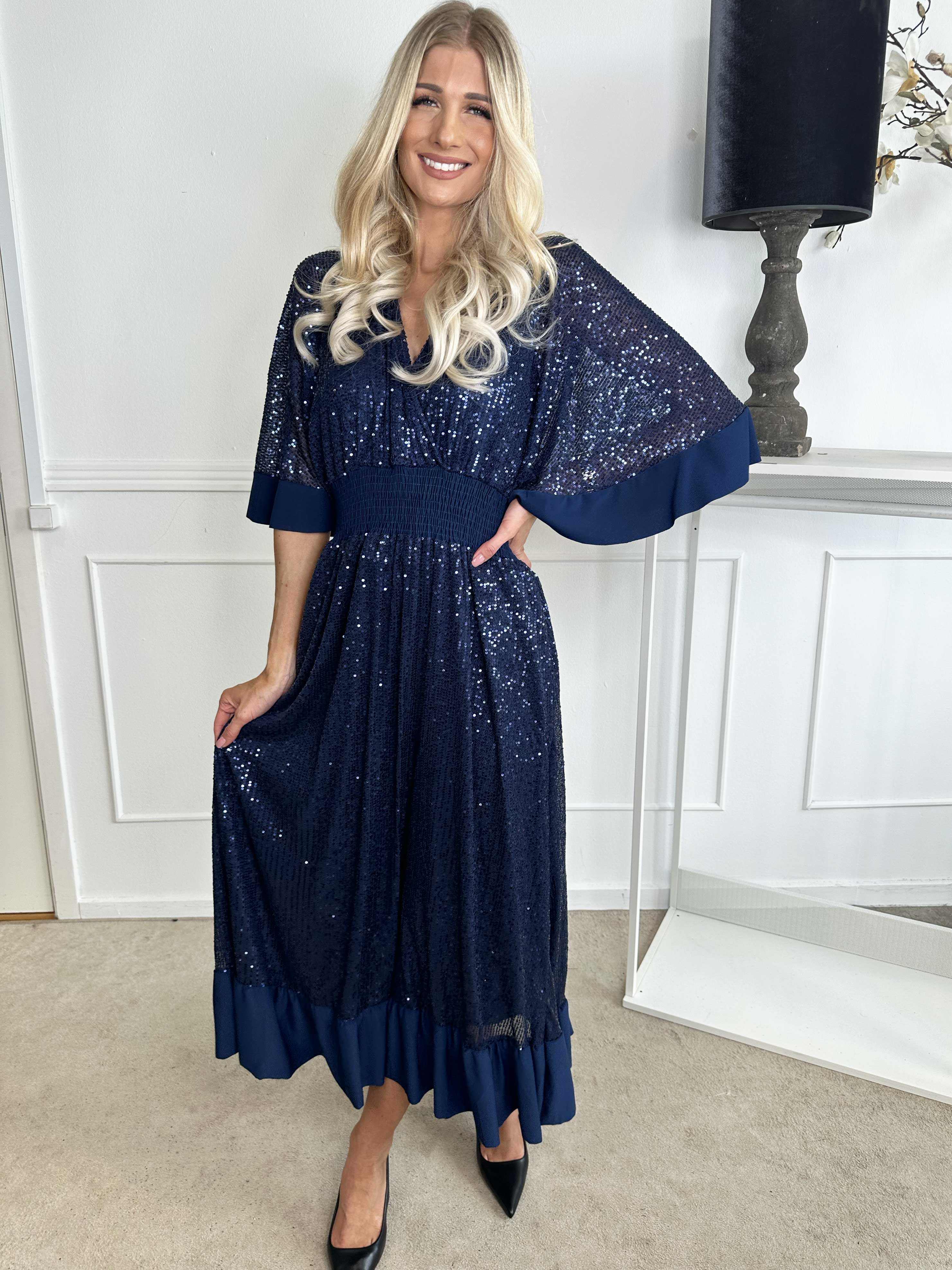 Pamela Glitter - Lang pailletkjole med flæser og smock